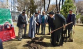 کاشت نهال توسط نماینده ولی فقیه و امام جمعه شهرکرد