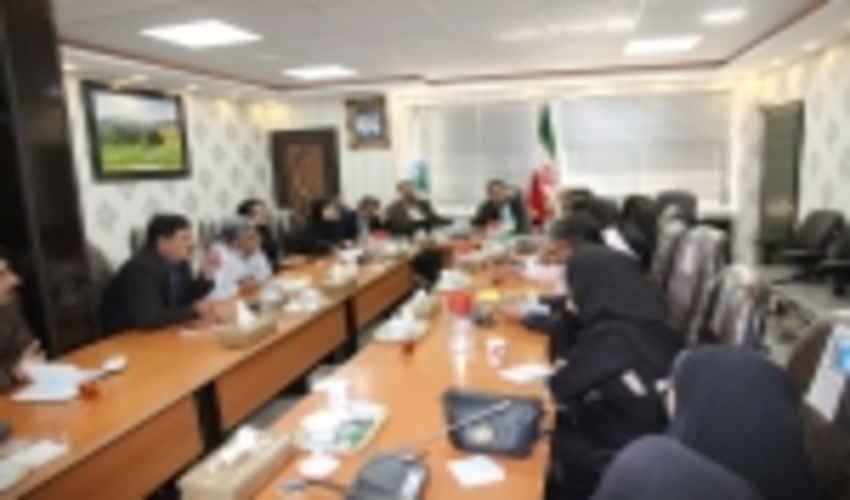 مدیران کانال های خبری و فعالین فضای مجازی در کرسی مقابل مدیرکل و معاونین اداره کل منابع طبیعی و آبخیزداری استان