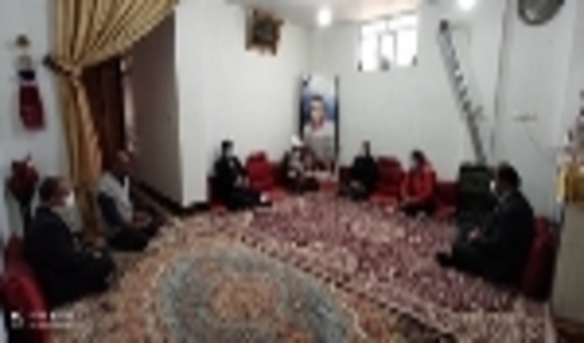  حضور مدیر کل منابع طبیعی و آبخیزداری استان در منزل آقای حسینی پدر شهید خدمت مرحوم محمد مهدی حسینی 