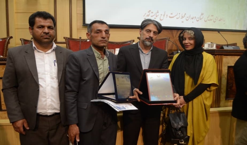 دریافت نشان ملی وجدان محیط زیست توسط کارکنان یگان حفاظت منابع طبیعی و آبخیزداری شهرستان‌های خانمیرزا و کیار