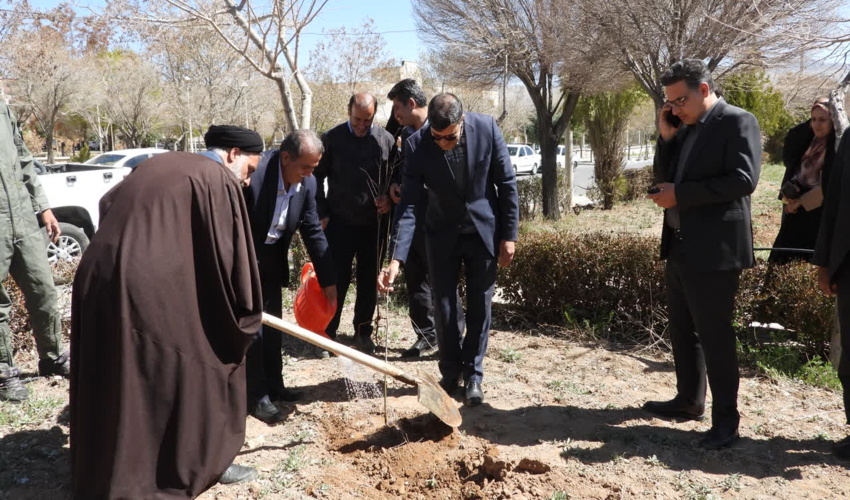 تجدید پیمان با شهدا و طبیعت: آیین درختکاری در شهرکرد برگزار شد